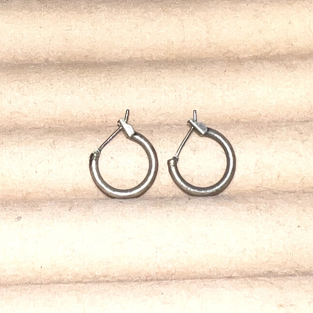 ⭐️Vintage Small Silver Metal Hoop Earrings - Picture 2 of 12
